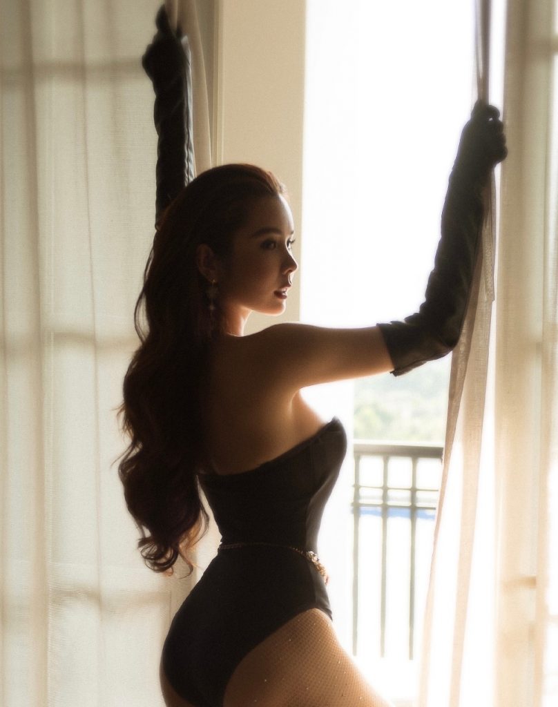 Hoa hậu Huỳnh Vy khoe vòng eo 55cm, nhan sắc tựa búp bê Barbi