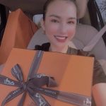 Hình ảnh chị Thu cùng chiếc túi tiền tỷ Hermes.