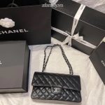 Những chiếc túi Chanel được vô số các tín đồ hàng hiệu săn đón.