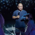 Đạo-diễn-Minh-Khang-trong-buổi-hướng-dẫn-các-nghệ-sĩ-tập-luyện-cho-buổi-công-chiếu-chương-trình-Mẹ-là-Tình-Yêu